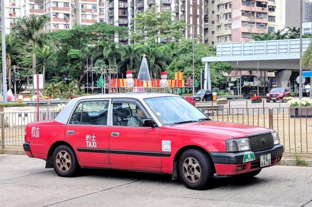 How can I report a taxi driver in Hong Kong with no plate and no