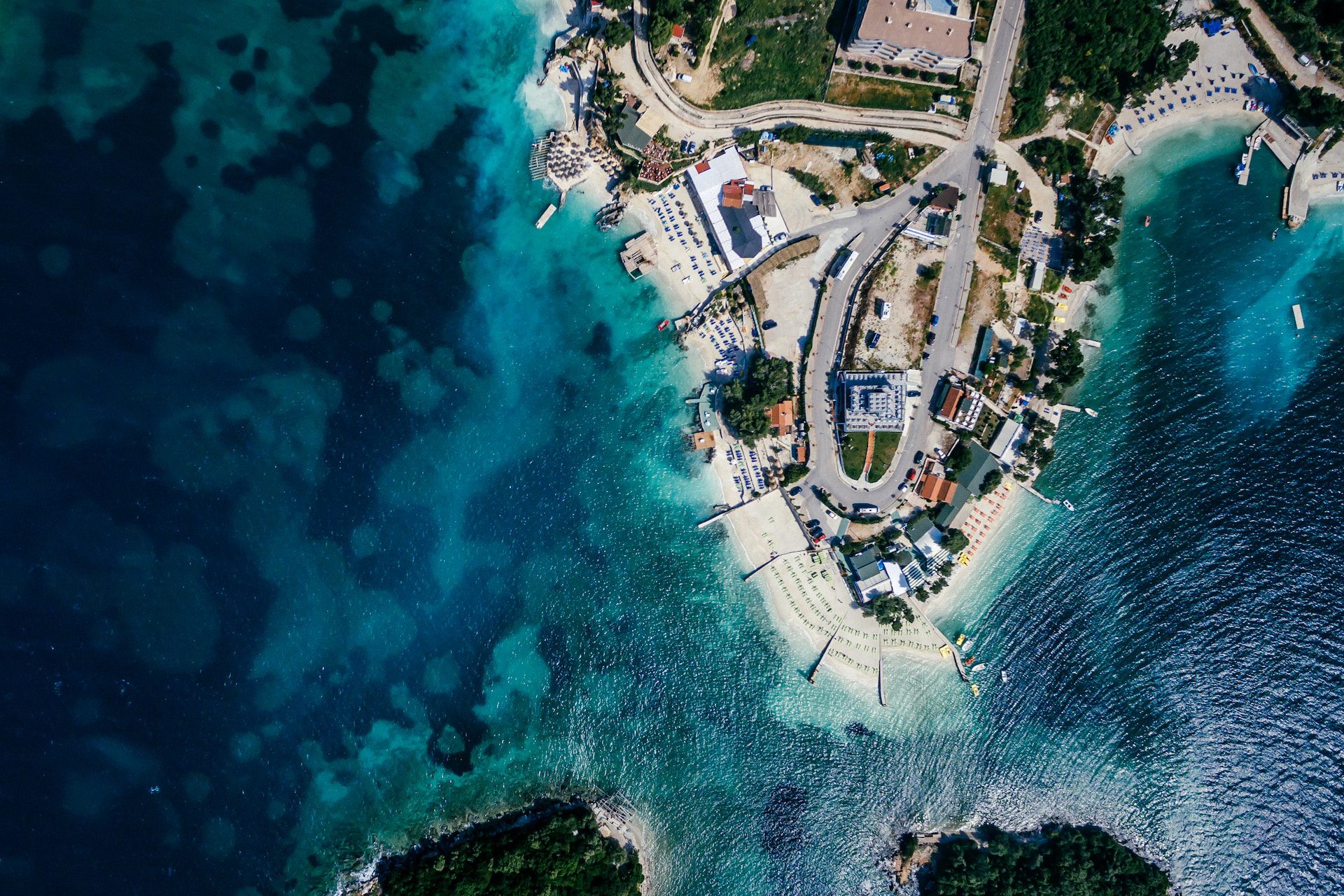 Wie weit ist der Flughafen Tirana vom Strand entfernt?